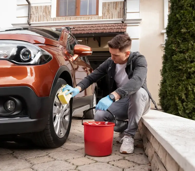 Lavage auto à domicile Saint-Romain-la-Motte : professionnel intervenant sur un véhicule